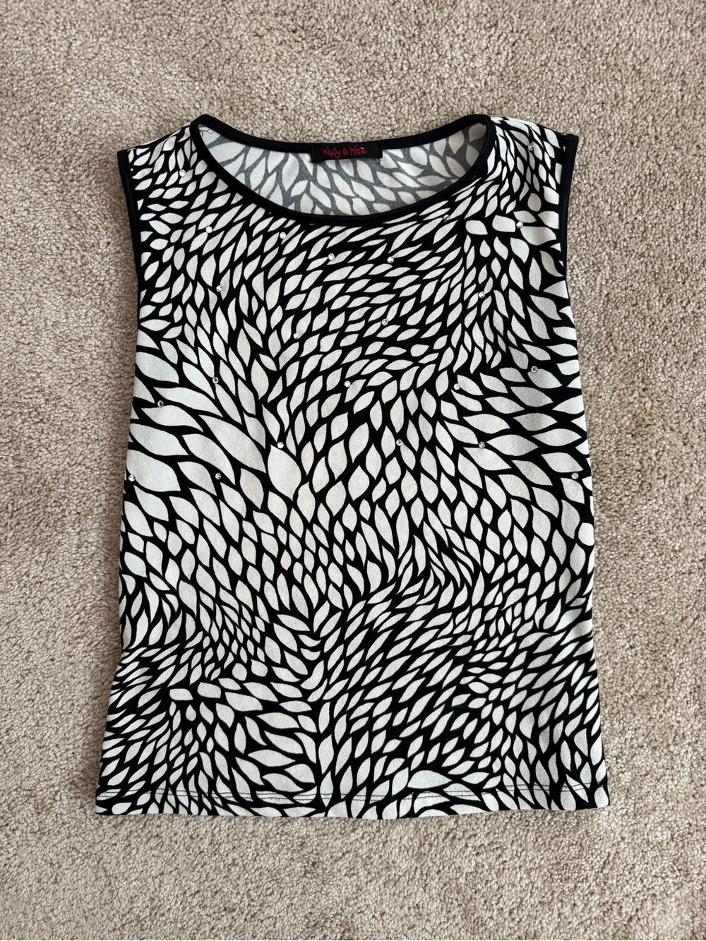 Nally & Millie Black & White Swirl Leaf-Print Tank